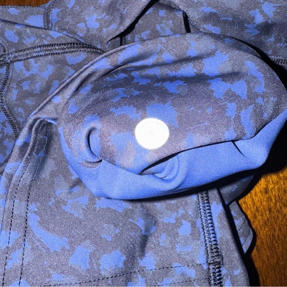 Lululemon Fast and Free Crop II 19" Non-Reflective
Blue Wild Thing Camo Size 4 - Picture 4 of 7